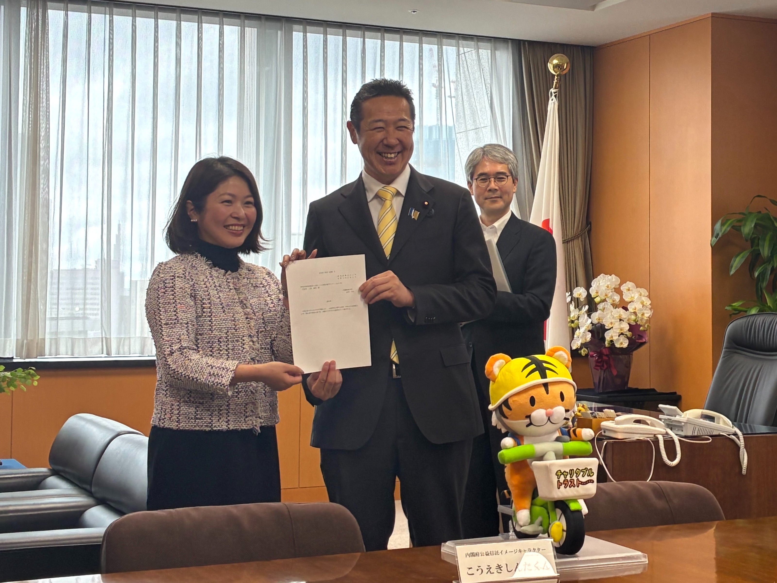 「地域まるごと「こども応援」公益信託」の認可書交付（受託者：特定非営利活動法人全国こども食堂支援センター・むすびえ　三島理恵理事長）