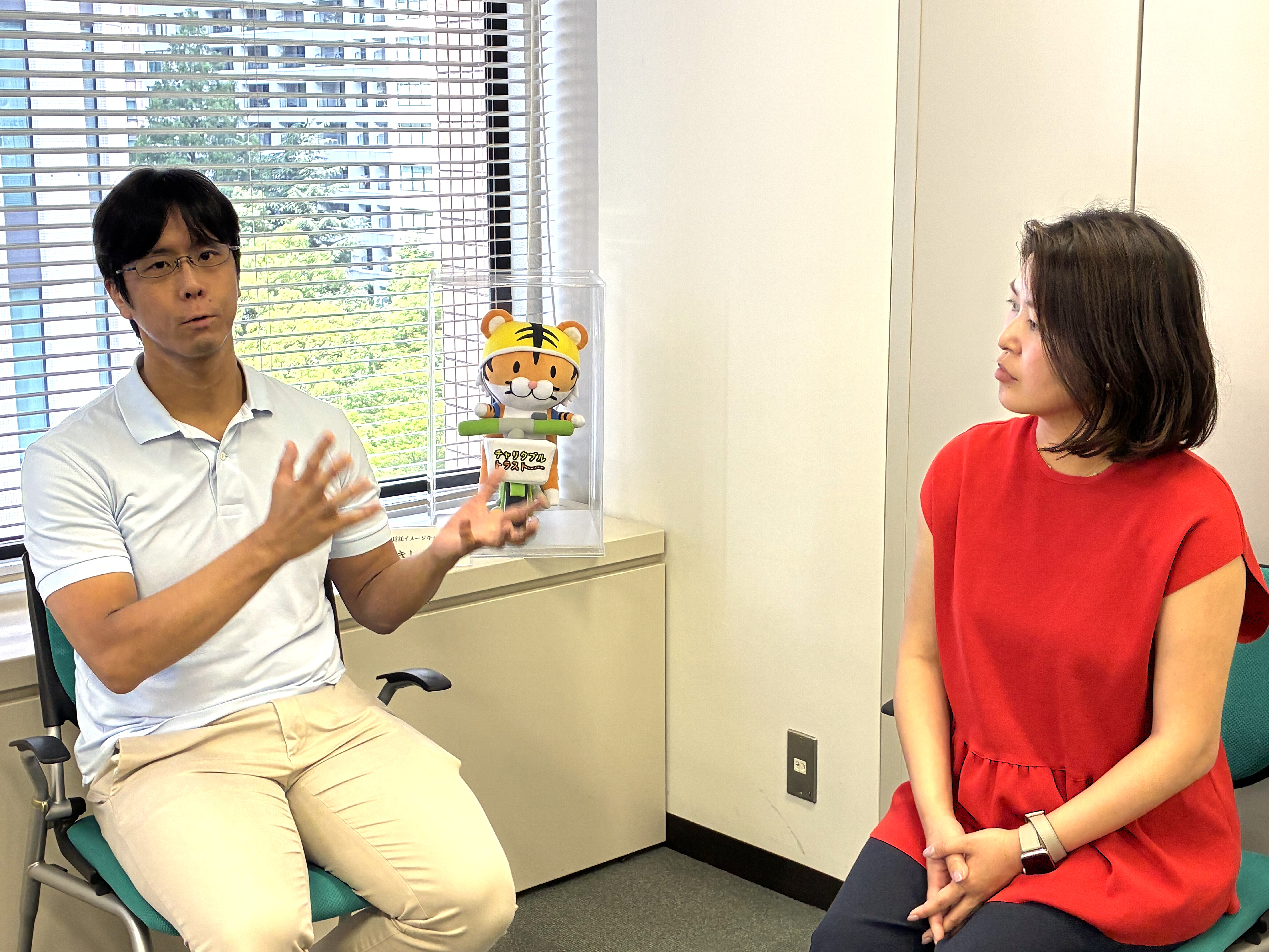 右：三島理恵理事長、左：岸本英嗣さん