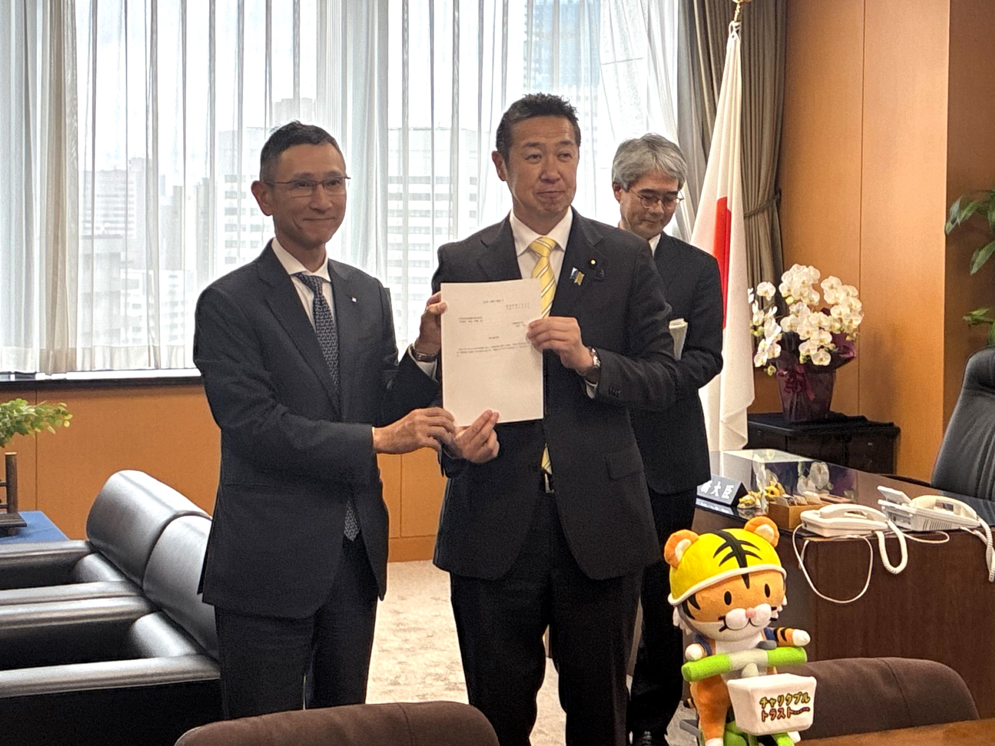 「公益信託アジア　コミュニティ　トラスト」の認可書交付（代表受託者：三井住友信託銀行株式会社　米山学朋社長）